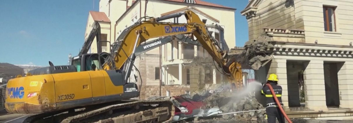 Разрушение здания парламента Арцаха Азербайджаном