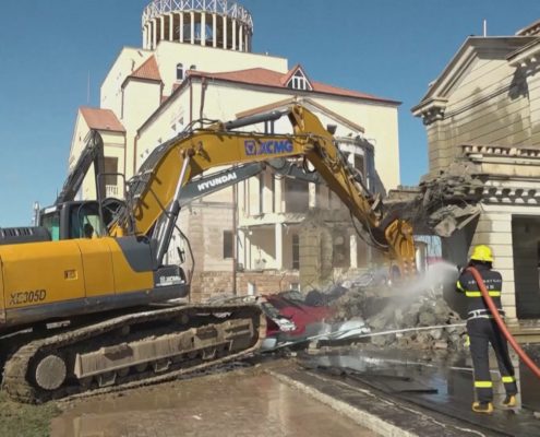 Разрушение здания парламента Арцаха Азербайджаном