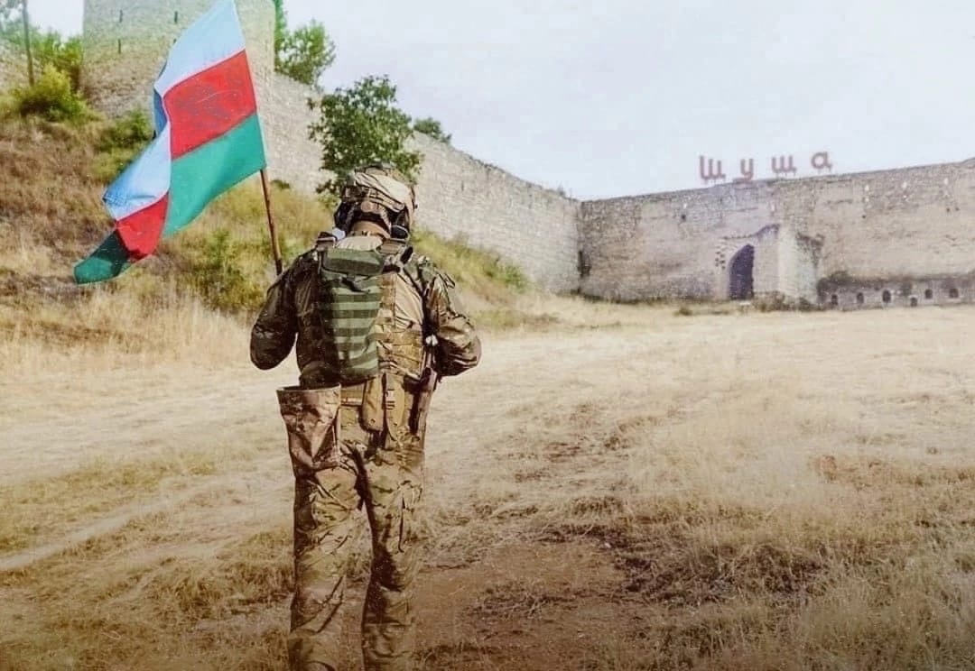 Азербайджанский солдат входит в Шуши