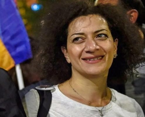 Анна Акопян во время "бархатной революции"