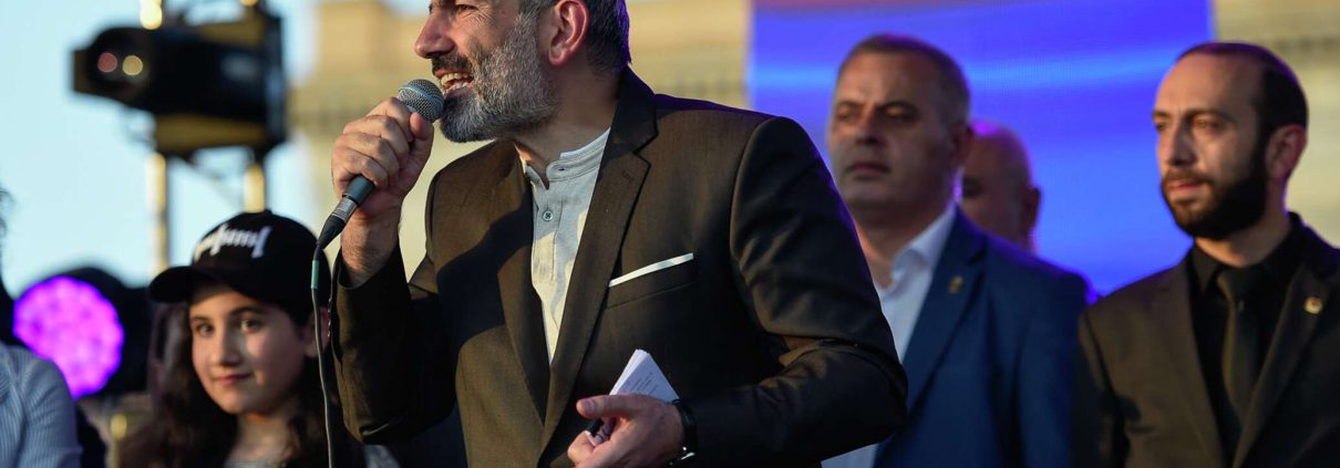 Никол Пашинян во время митинга