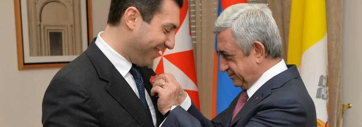 Серж Саргсян награждает Микаэла Минасяна