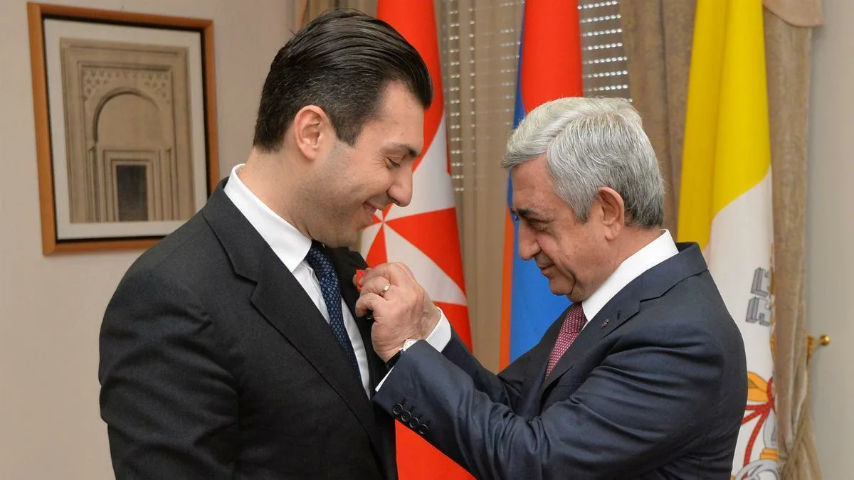 Серж Саргсян награждает Микаэла Минасяна