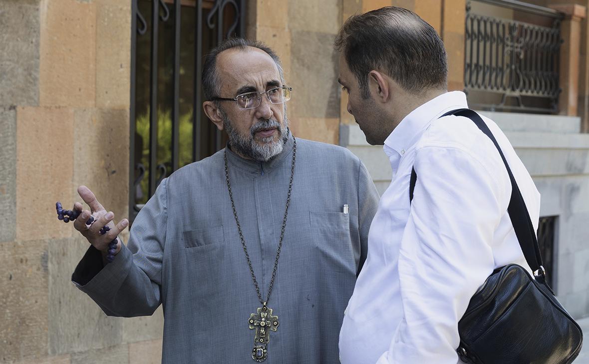Архиепископ Микаэл Аджапахян возле здания СК