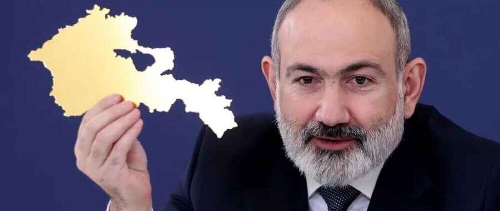 Пашинян с макетом карты Армении