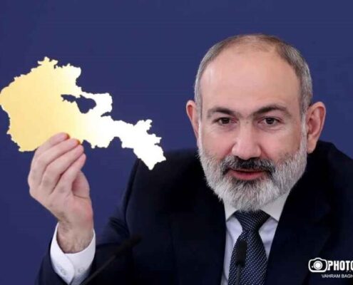 Пашинян с макетом карты Армении