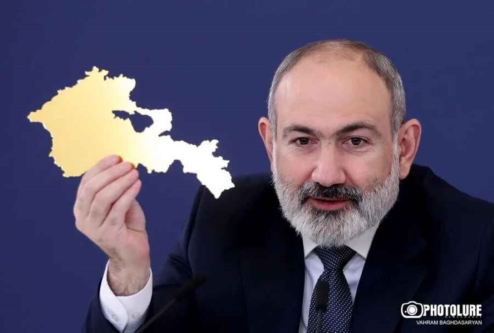 Пашинян с макетом карты Армении