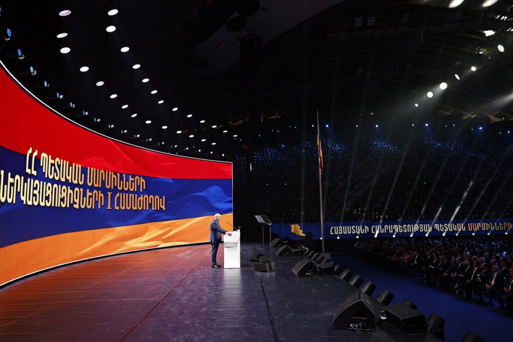 Никол Пашинян во время выступления в СКК им. К. Демирчяна