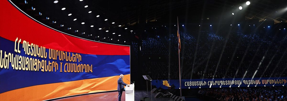 Никол Пашинян во время выступления в СКК им. К. Демирчяна