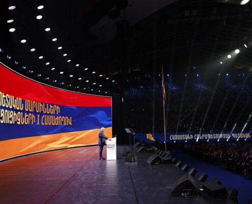 Никол Пашинян во время выступления в СКК им. К. Демирчяна